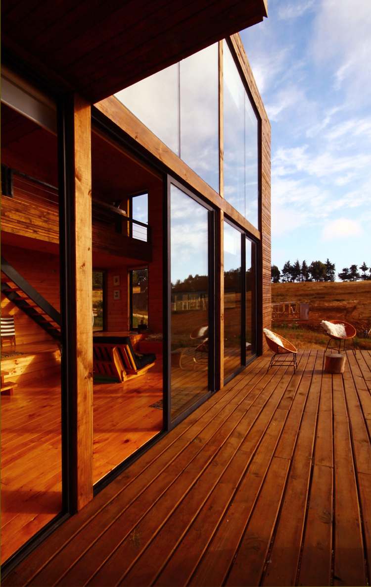 ny-terrass-modern-arkitektur-trä-golv-terrass-dörrar-skjutbara