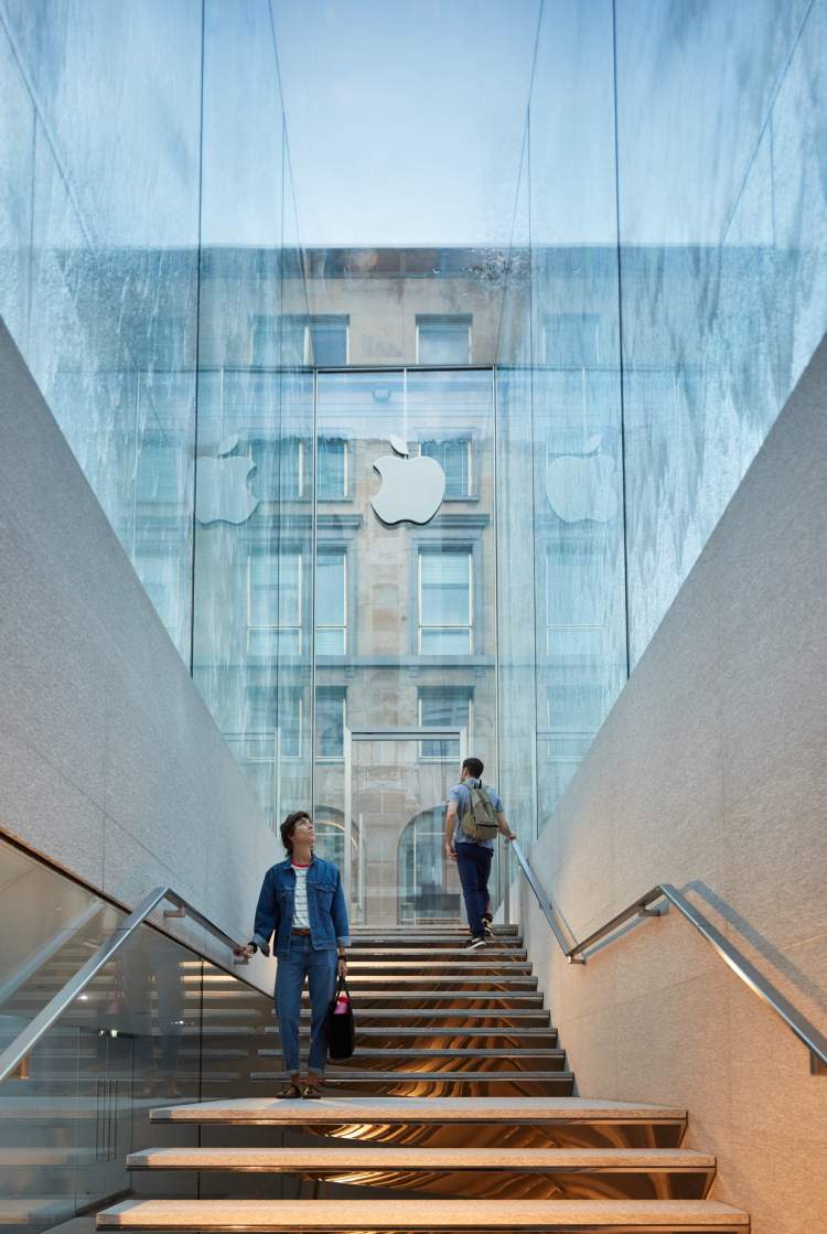 apple shop milan modern arkitektur fontänglas