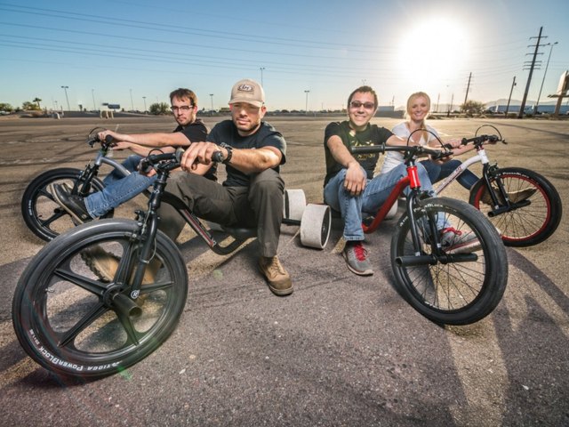 Nya Zeelands BMX -ram bakom två PVC -rör framför BMX -cykeln