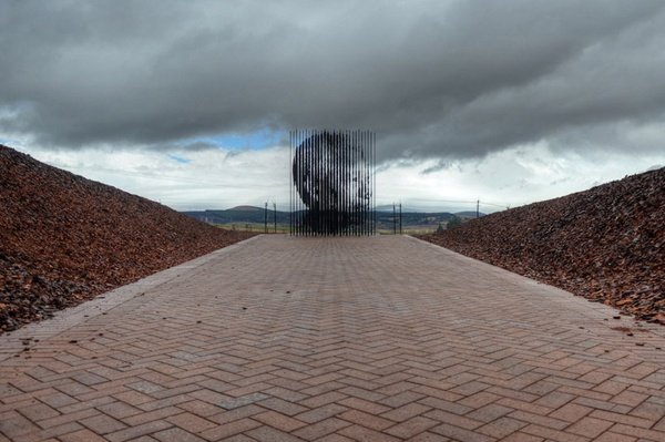 nelson mandela monument stålpilar sydafrikansk konstnär
