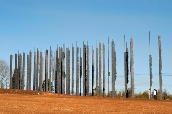 nelson mandela monument nio meter 50 pilar stål