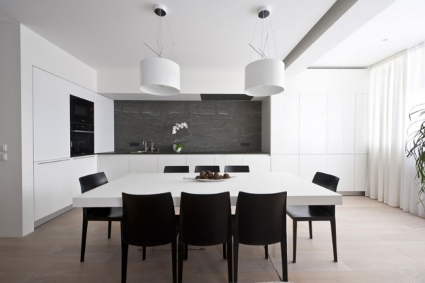 modern lägenhet vitt pentry kontrast kakel spegel svart