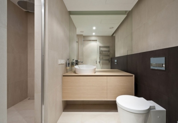 modern lägenhet badrum trä fåfänga toalett
