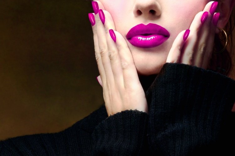 Formande naglar-lila-röd-intensiv-extravagant-nageldesign