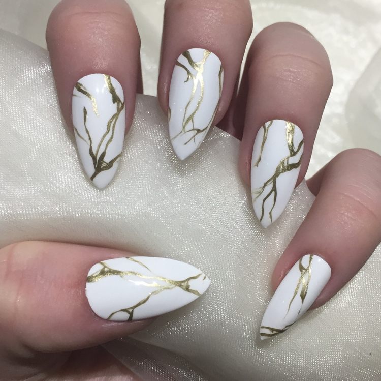 naglar-vitt-guld-trend-marmor-effekt-spets