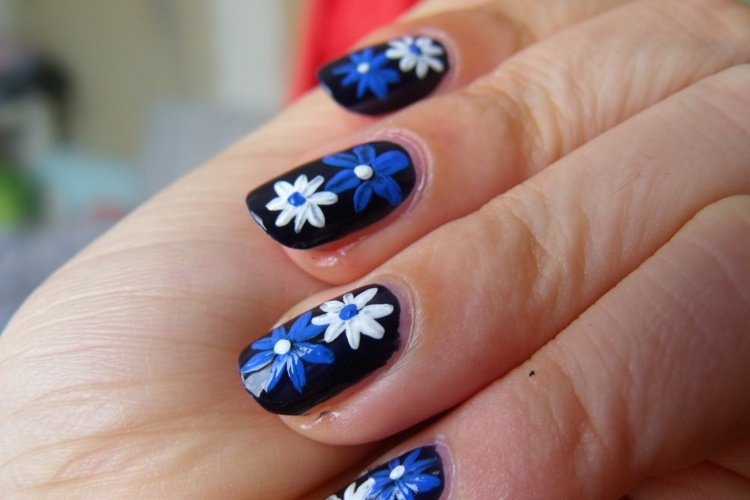 nagelmålning blå vita blommor sommarlook