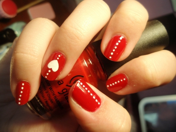 röd-nagellack-vit-färg-hjärtformad-prickar