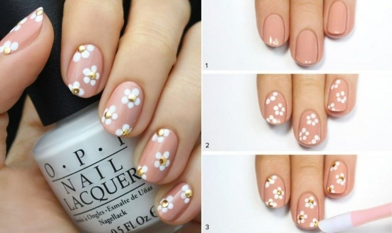 Nakenlack med blommor och gyllene stenar som nageldesign