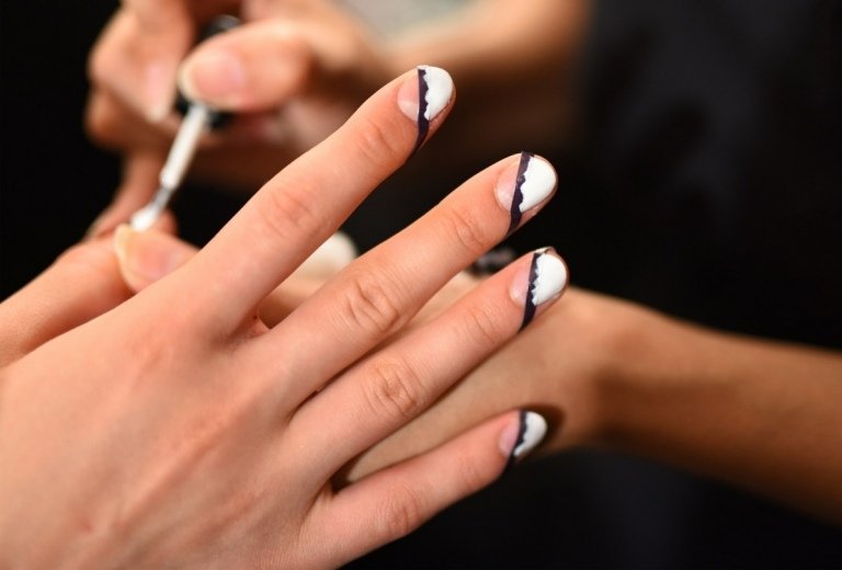 Använd nagelband för att maskera och skapa mönster