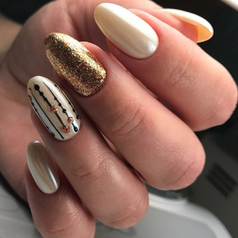 Elegant och modernt med ett randigt mönster och glitter nagellack i guld