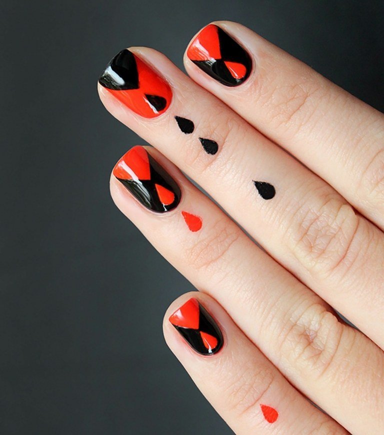 Livlig idé med nagellack i rött och svart och tatuering