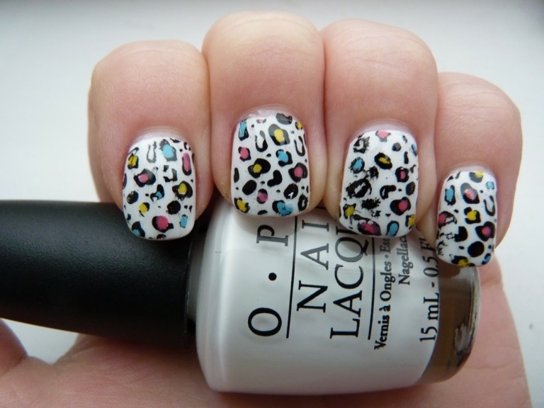 Färgglatt leopardmönster för en glad och somrig nageldesign