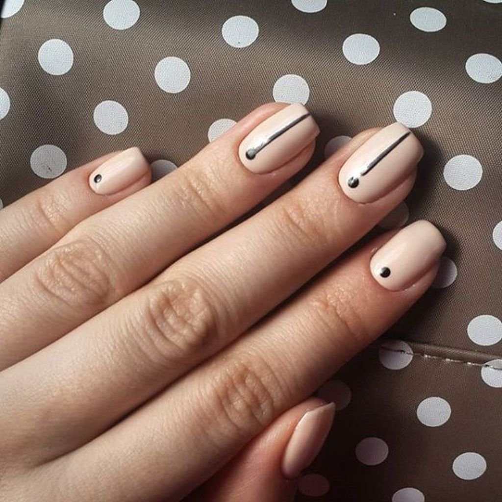 Minimalistisk nageldesign med naken nagellack, linjer och prickar