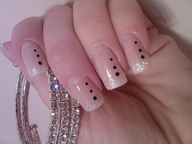 cool-fransk-nagellack-manikyr-med-smycken