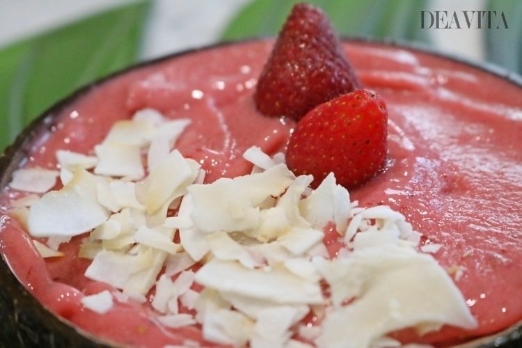 Förbered jordgubbsglass från frysta frukter som ett Nicecream -recept