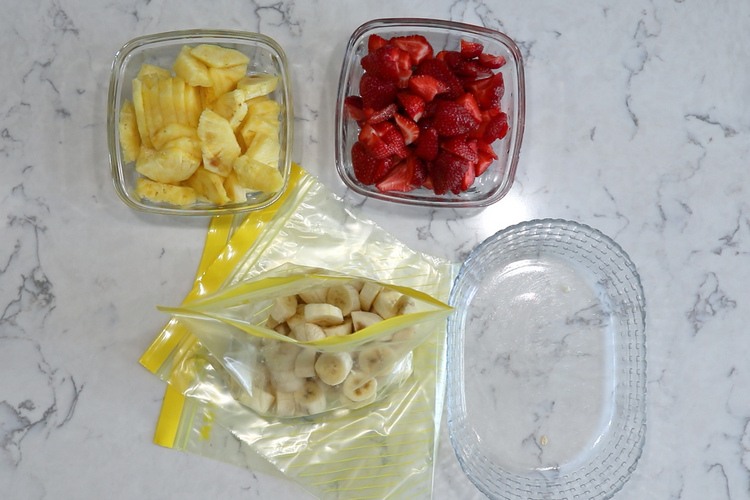 Packa firsches -frukt i dragkedjor med dragkedja för frysfack