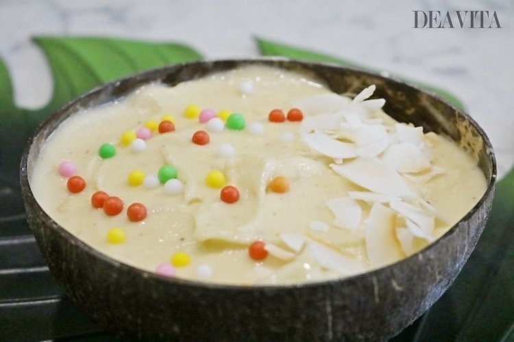 Förbered ett exotiskt Nicecream -recept för ananasglass i en kokoskopp