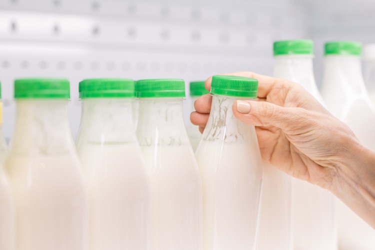 Mejeriprodukter i snabbköpet urval kefir surmjölk