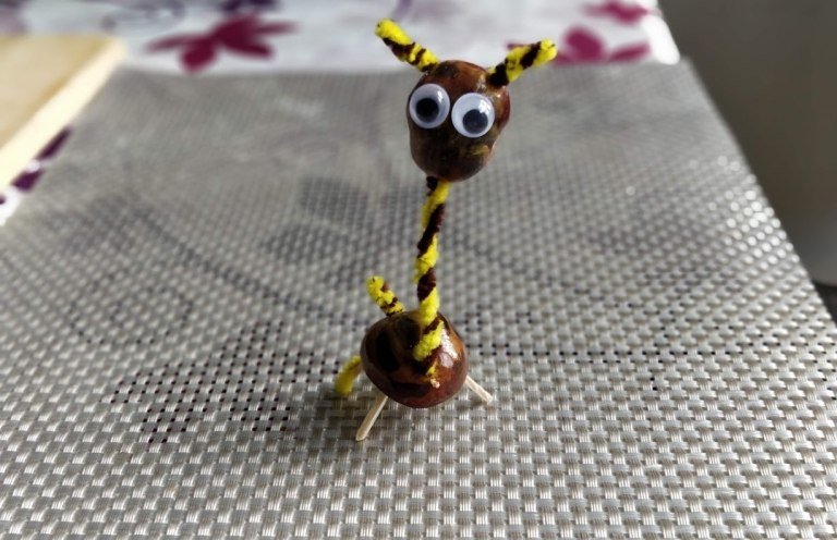 Gör kastanjdjur med googlyögon och tandpetare - exempel på en giraff