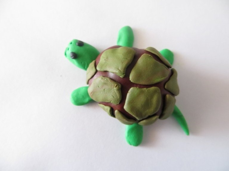 Kastanj och plasticine kombineras för en sköldpadda