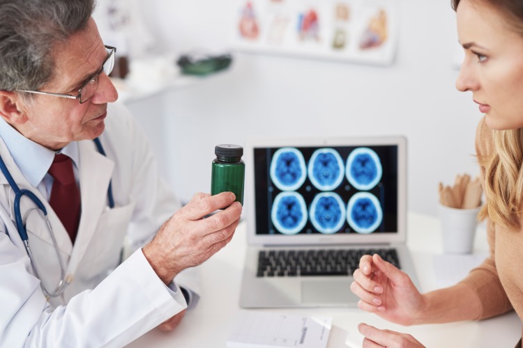 läkare rekommenderar vitaminer till sin patient