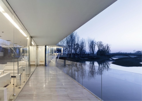 modern-vit-arkitektur-floden-glas-element