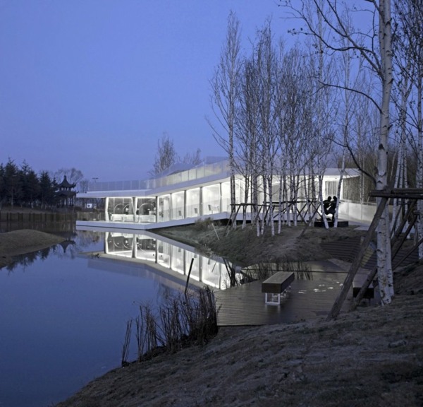 magisk-vatten-reflektion-modern-arkitektur-flod