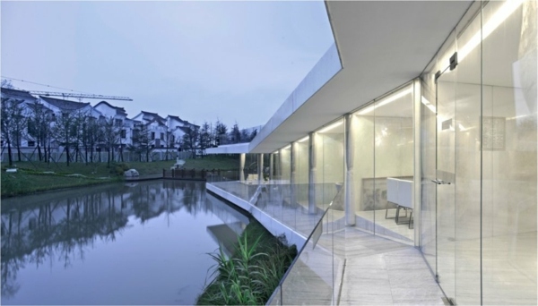 vid floden-klubbhus-vit-minimalistisk-arkitektur
