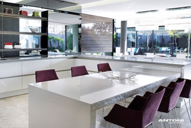 modernt kök högblank vit öppen matbord lila stolar