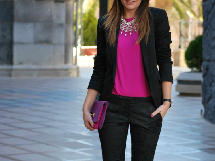 tips-outfit-svart-tyg-byxor-blazer-rosa-blus-hals smycken