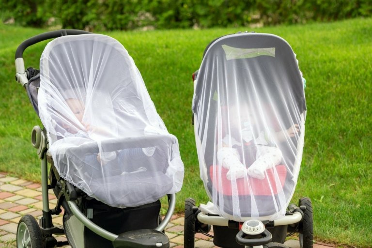 Myggnät som barnvagnstillbehör för att skydda mot insekter på sommaren