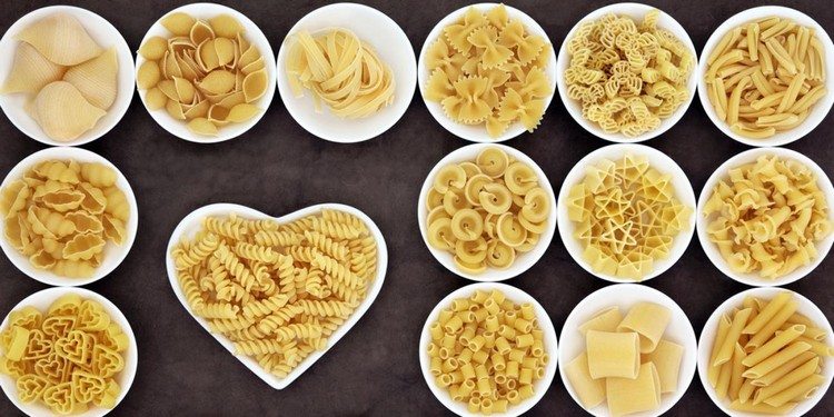 Pastasallad för barn olika typer av pastaskålar-italiensk mat