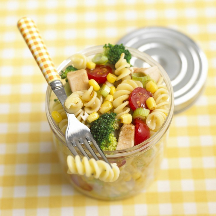 Pastasallad-barn-glas-fusilli-majs-tomat-kyckling-broccoli