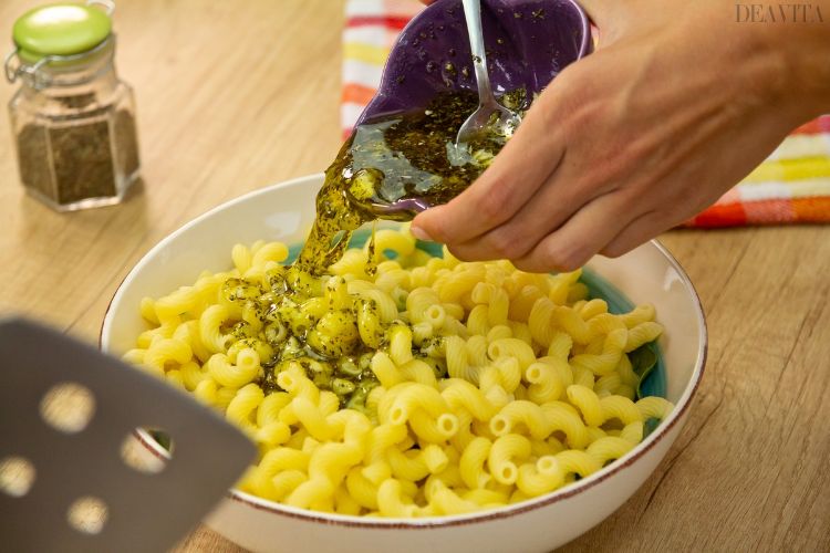 pastasallad med torkade tomater kokt pasta macaronidressing tillsätt kryddor