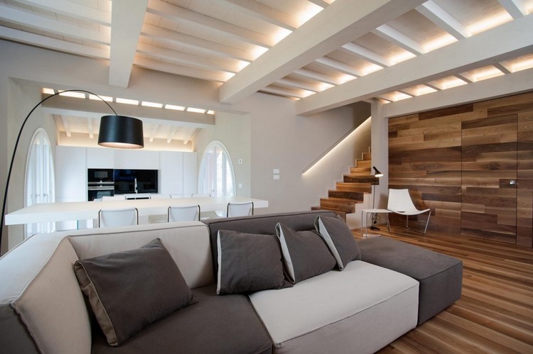 valnöt-parkett-vit-trä-takbjälkar-indirekt-belysning-vardagsrum-soffa