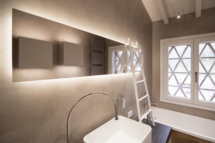 modern-badrum-spegel-indirekt-belysning-stege