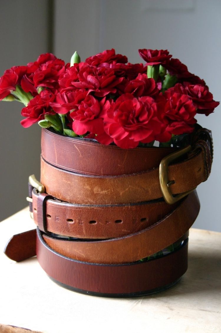 original-vaser-påsk-bukett-gör-själv-bälte-röda-nejlikor-vintage-läder