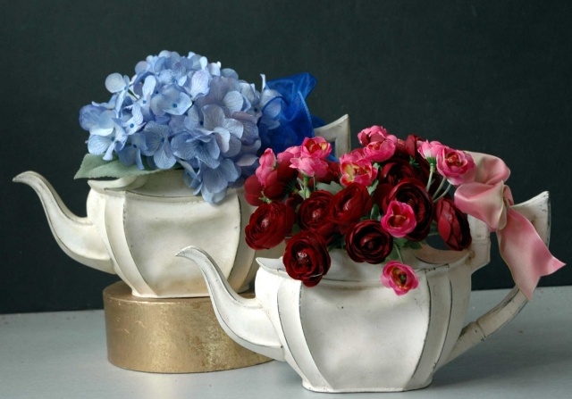 Vaser för påskbukett tekanna shabby chic stil hortensior pioner