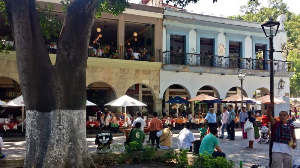 zocalo -torg med kaféer och människor som njuter av oaxacas sevärdheter
