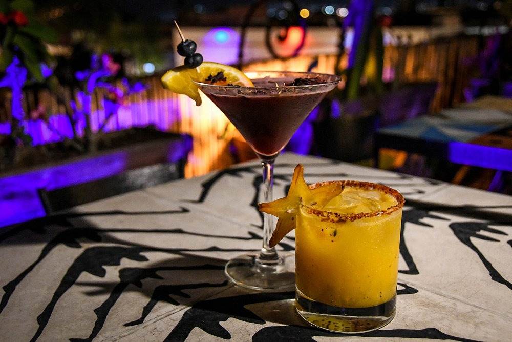 njut av läckra cocktails på kvällen i en bar