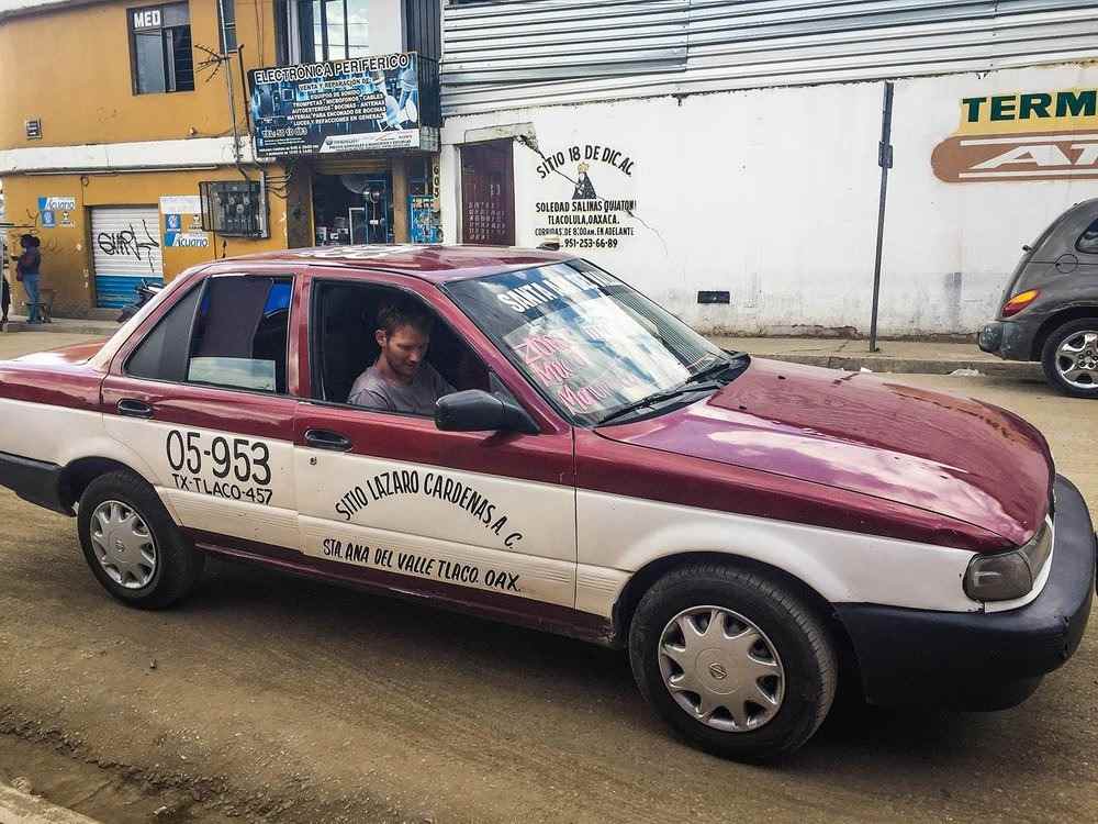 typisk taxibil i mexico i klar och vit stopp på gatan
