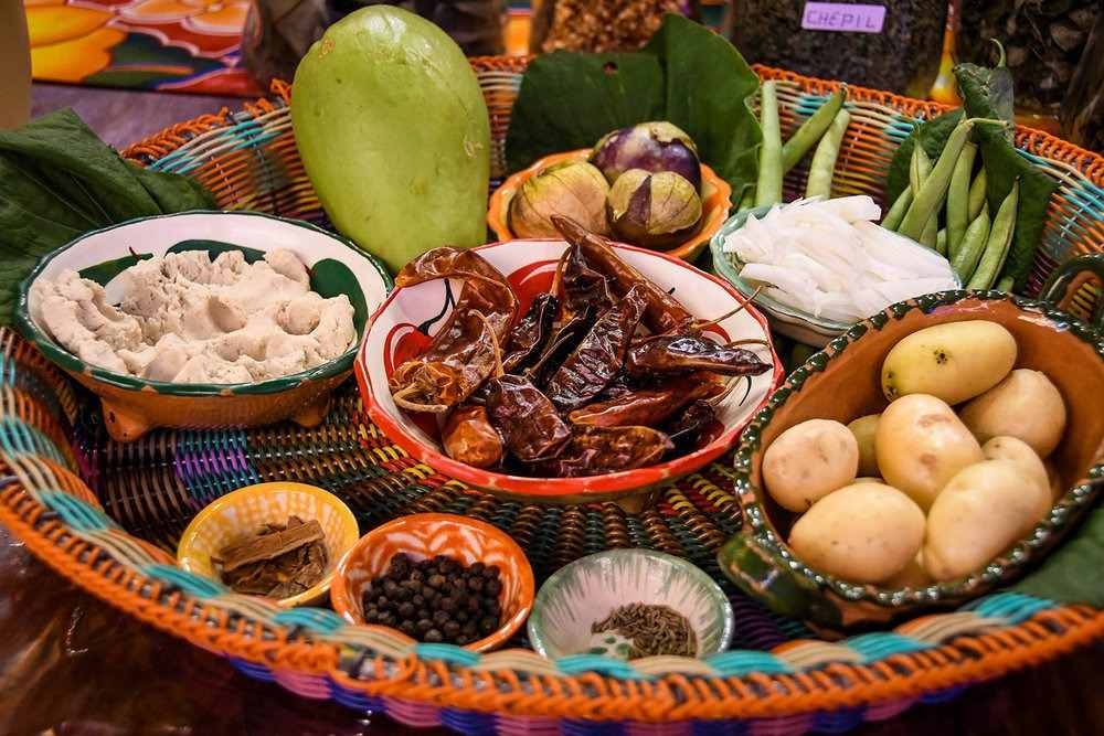 den traditionella oaxacaskålen med lokala grönsaker, chilipeppar, kryddor och frukt