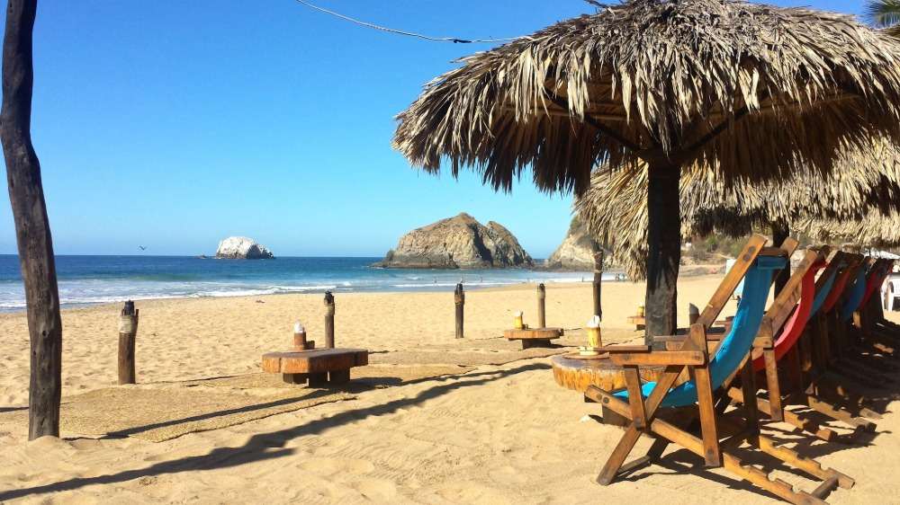 guldfärgad sand på en oaxaca surfstrand utanför oaxaca city
