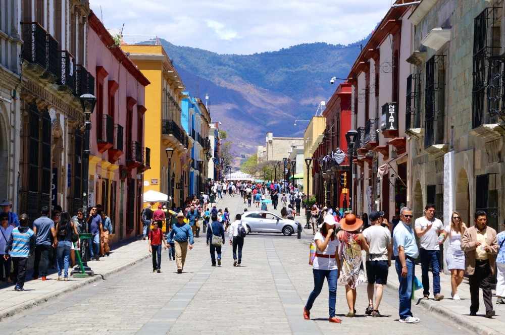 flera turister på gatorna i oaxaca stad under dagen