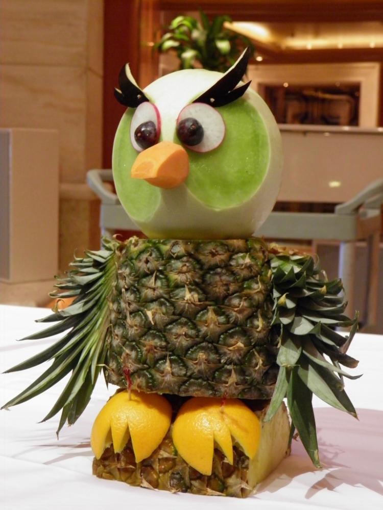 frukt-carving-nybörjare-uhu-figur-ananas