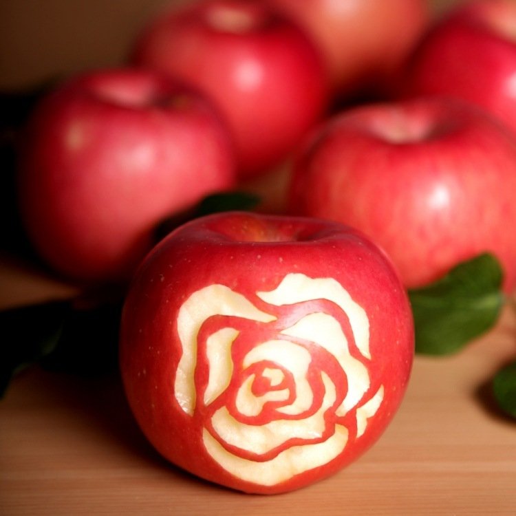 frukt-carving-nybörjare-äpple-ros-skal