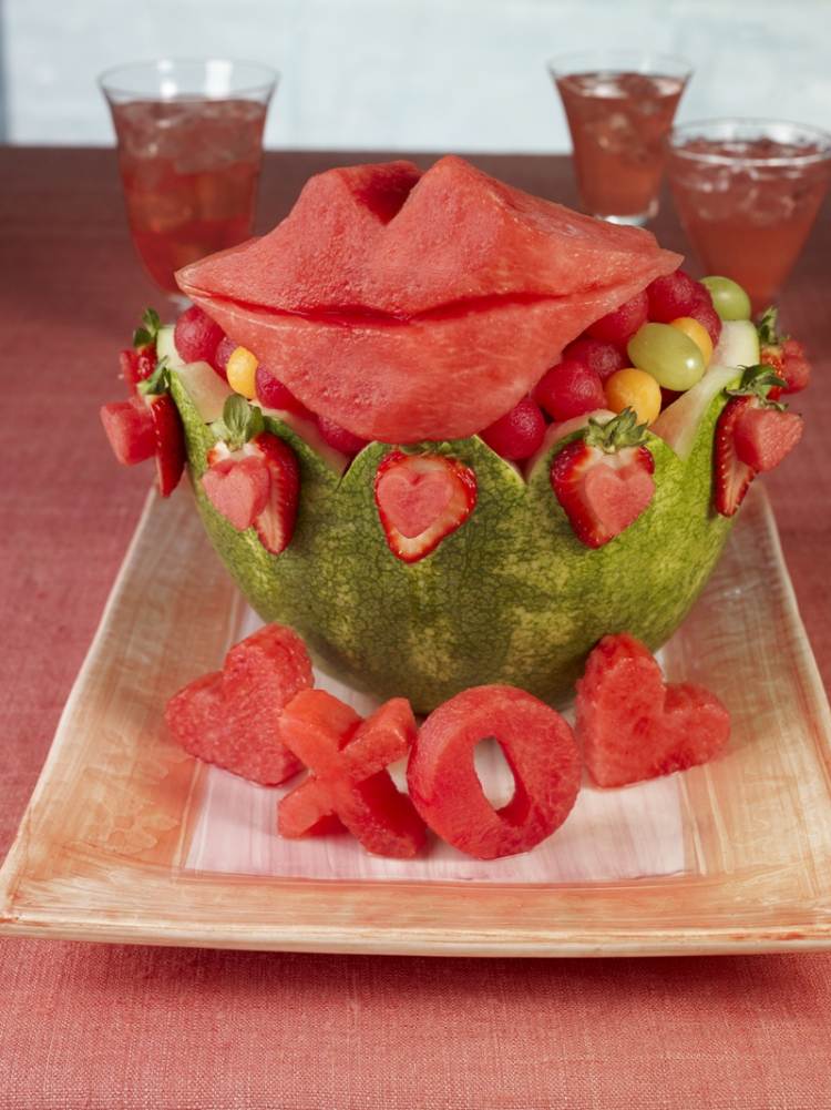 frukt-carving-helt enkelt-vattenmelon-röda-läppar