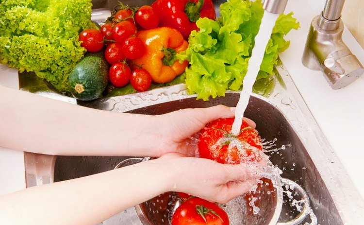 Förvara grönsaker-tvätta-frukt-skadliga-göra-sallad