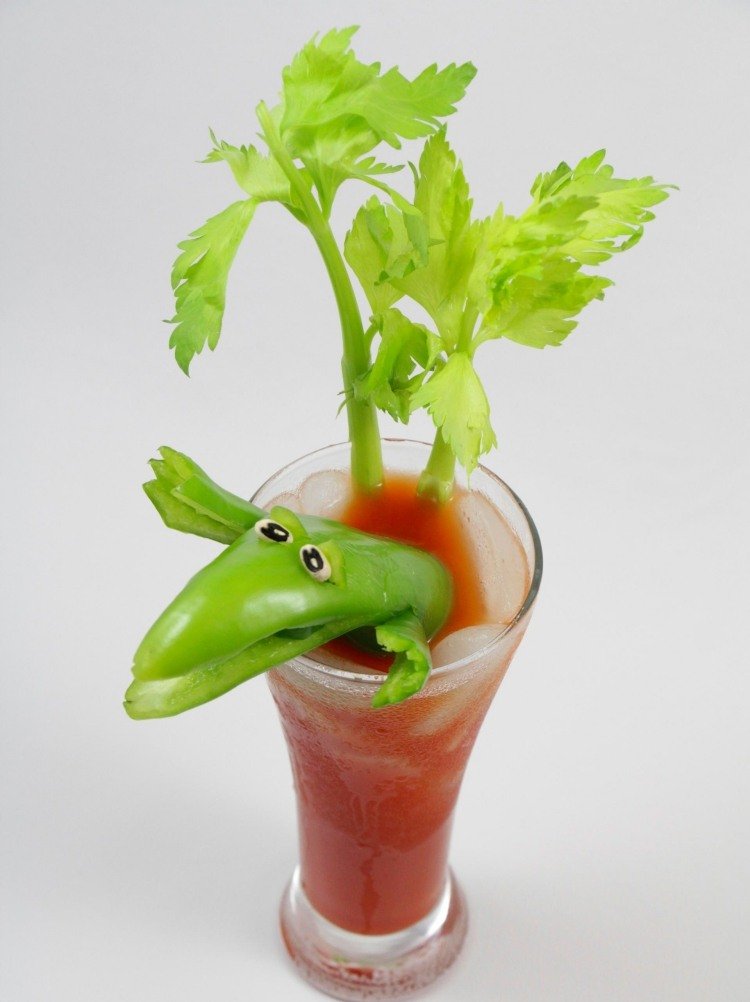 Cocktaildekoration-Idé-Bloody-Mary-krokodil-grön paprika