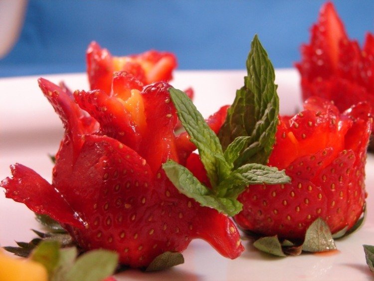frukt-carving-jordgubbar-ros-mynta